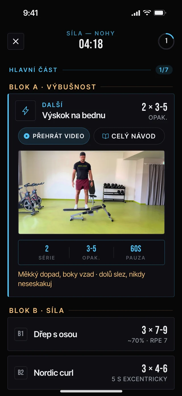 Tréninková obrazovka aplikace Elite Hockey Drills s videem výskoku na bednu, sériemi, opakováními, tempem a pauzou